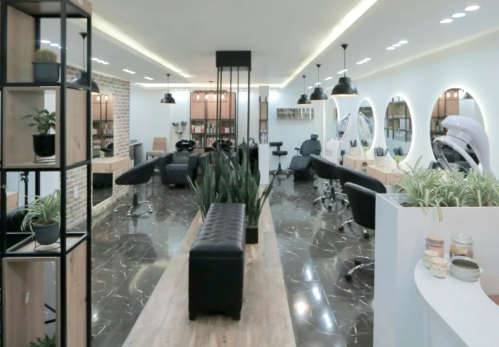 Hair Factory als Friseurname mit Retrocharme